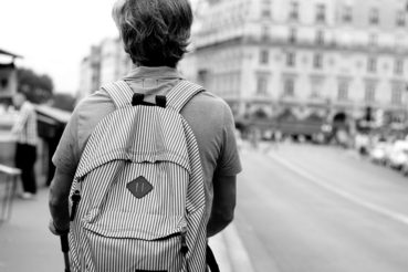 Homem com mochila nas costas