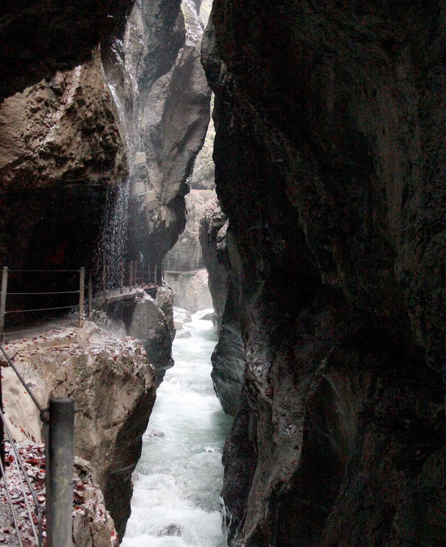 Água por todos os lados em Parnchat Gorge: no rio, caindo dos paredões de pedra, quase cachoeiras