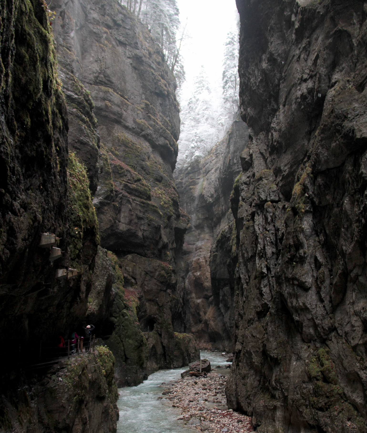 Os paredões de pedra chegam a 80 metros de altura em Parnchat Gorge, na Alemanha