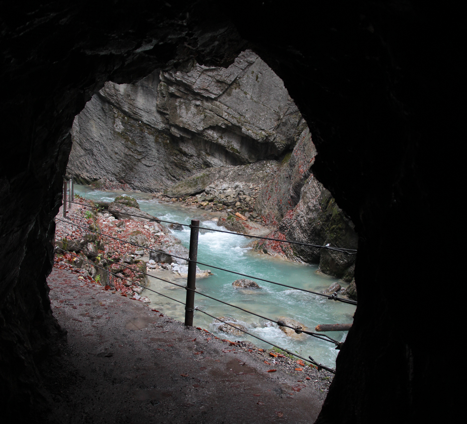 Janelas naturais dentro de túneis entre as rochas, em alguns trechos da trilha em Parnchat Gorge