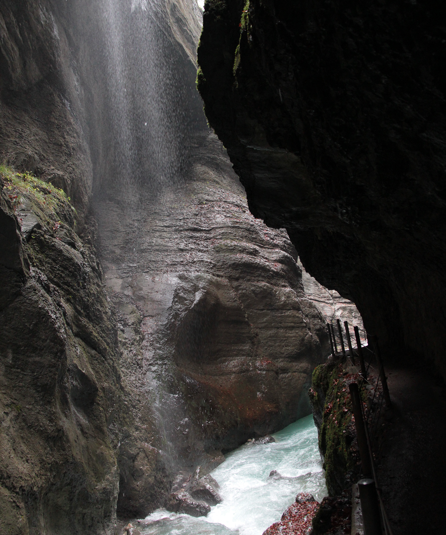 Paredão avança sobre o rio enquanto a água cai desde cima da estrutura do lado oposto, em Parnchat Gorge