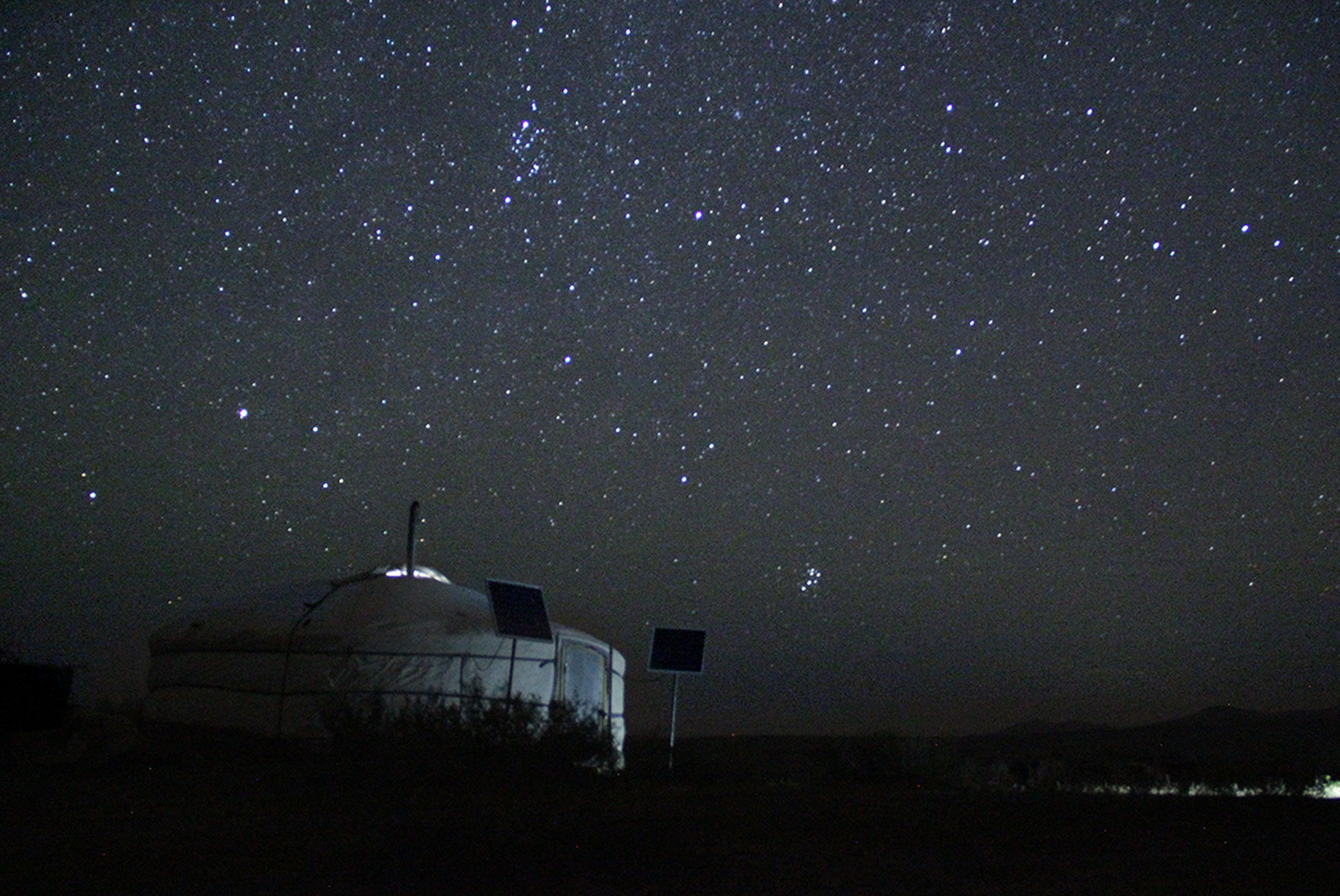 Céu estrelado em ger na Mongólia