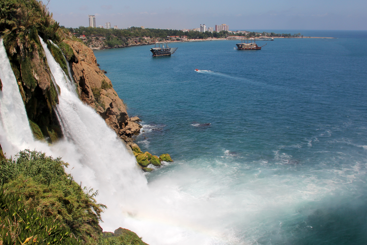 Em Antalya, na Turquia, um conjunto de cachoeiras deságua no mar mediterrâneo