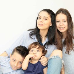 Marina Breithaupt, do blog Petit Niños, com os filhos Babi, Theo e Mel