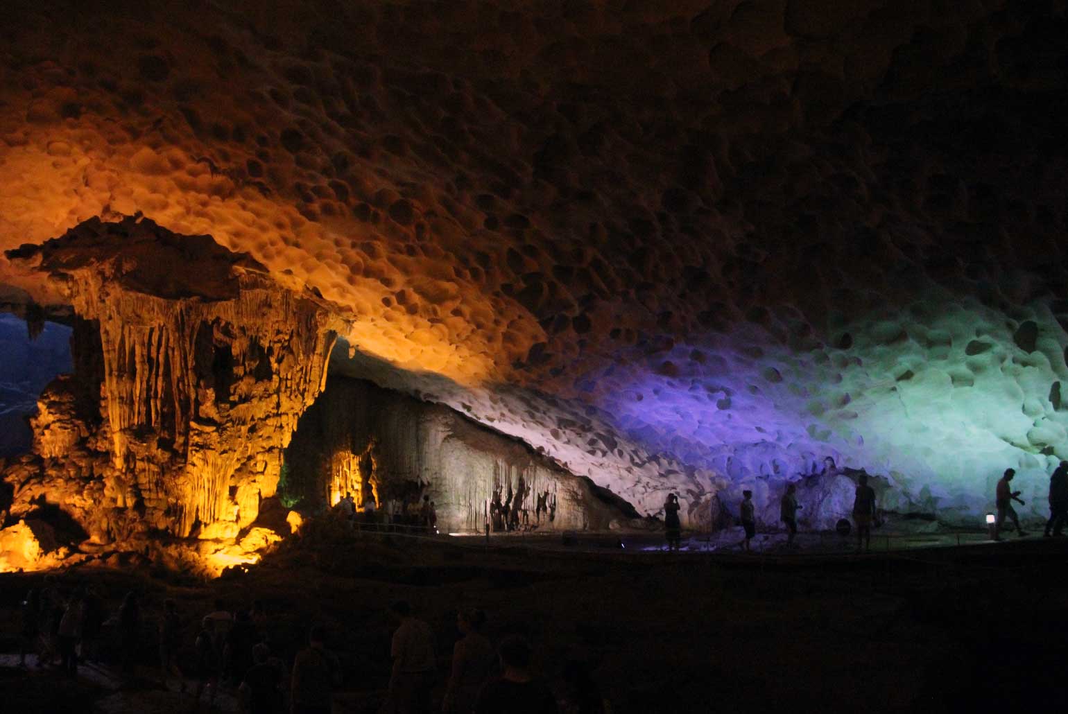Surprising Cave em Halong Bay, no Vietnã