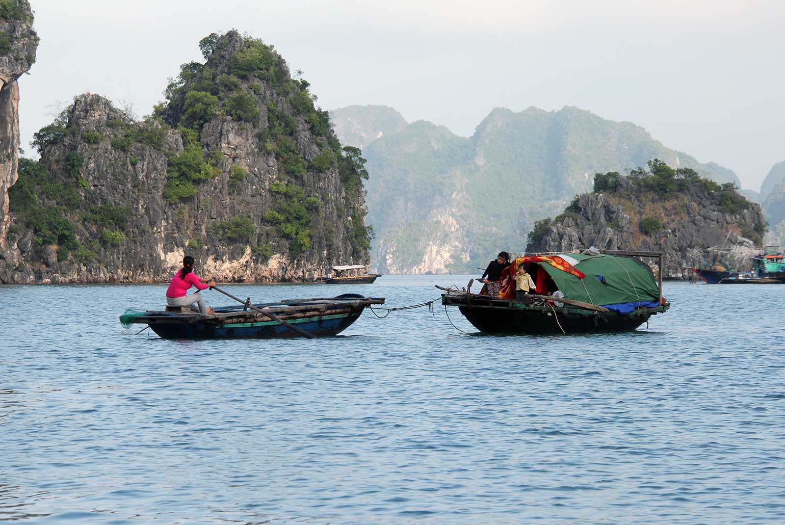 Mãe e filhos em barco em Halong Bay, no Vietnã