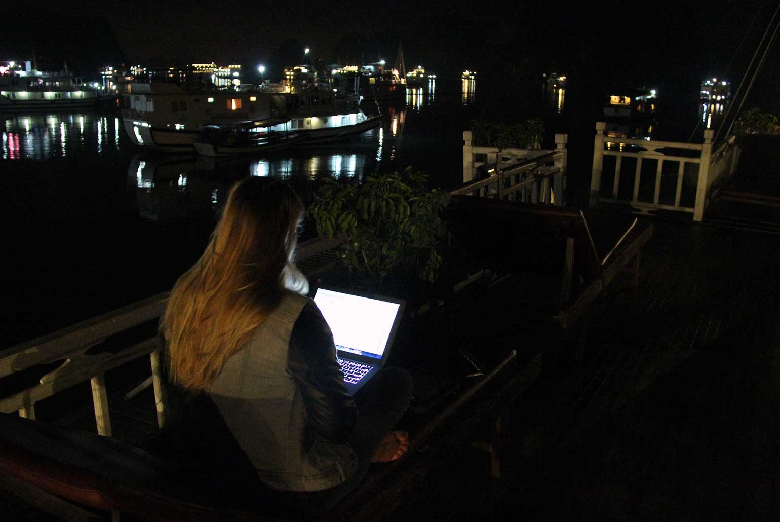 Halong Bay, no Vietnã, à noite. Glau Gasparetto, do Vida Wireless, trabalhando