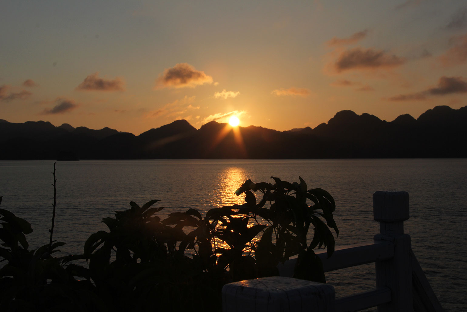 Pôr do sol no barco em Halong Bay, no Vietnã