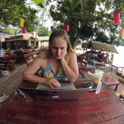 Viajando, trabalhando e gerenciando as próprias emoções: quando você é seu chefe numa ilha linda da Tailândia